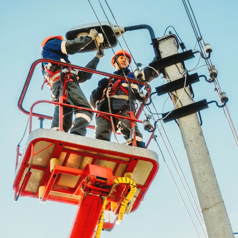 Elektrycy na podnośniku