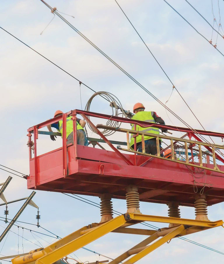 Elektrycy na podnośniku